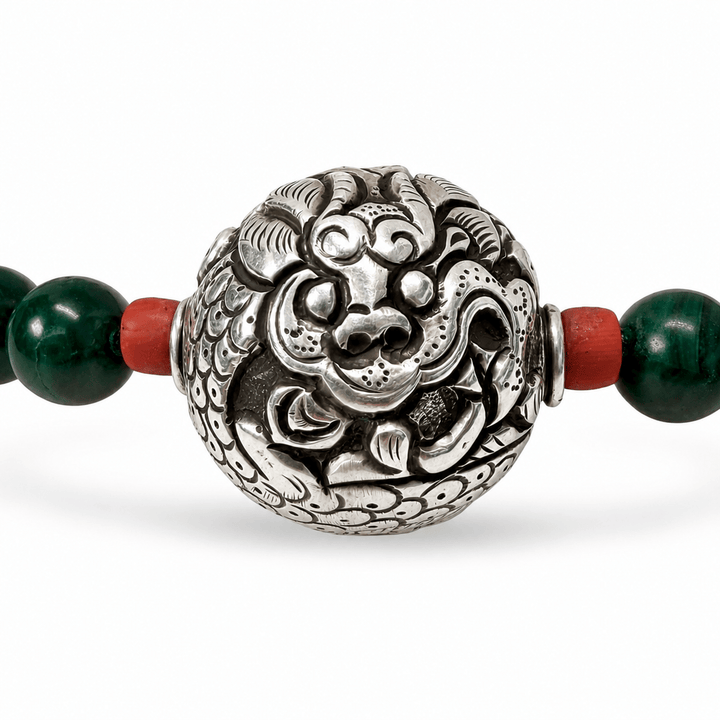 Halskette aus Malachit mit silberner Drachen-Perle und alter Koralle - Atelier Tibet