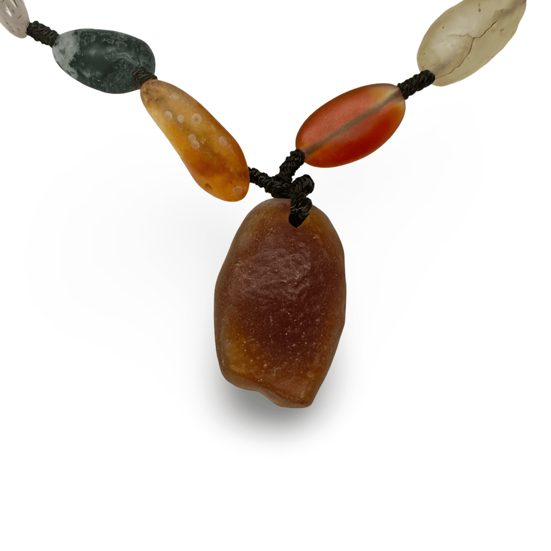 Halskette aus naturgeschliffenen Achaten aus der Wüste Gobi - Atelier Tibet