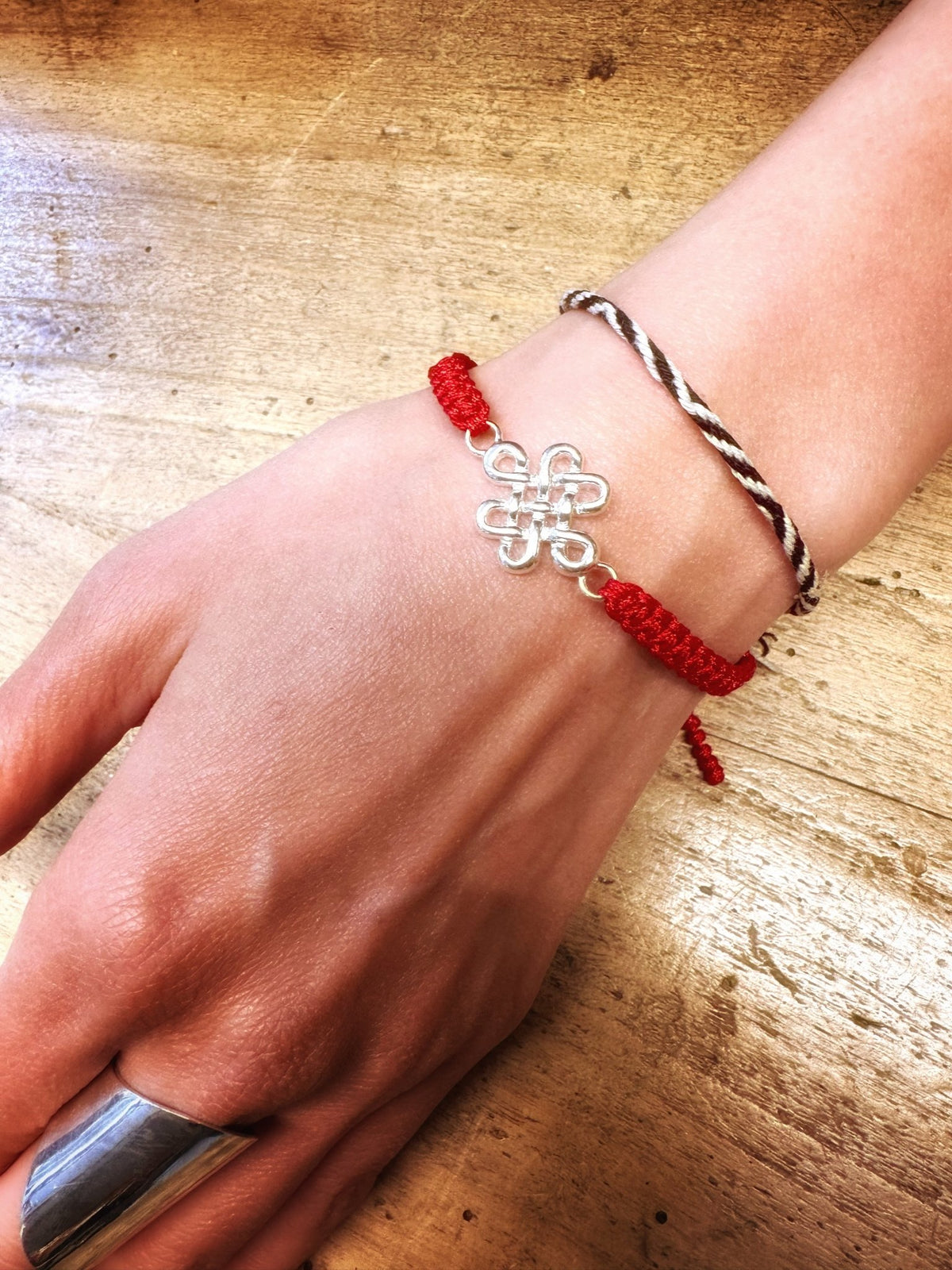Handgeknüpftes Glücksarmband – Endloser Knoten aus Silber - Atelier Tibet