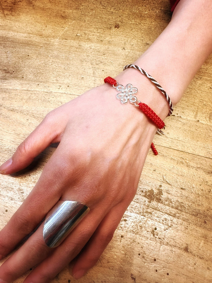 Handgeknüpftes Glücksarmband – Endloser Knoten aus Silber - Atelier Tibet