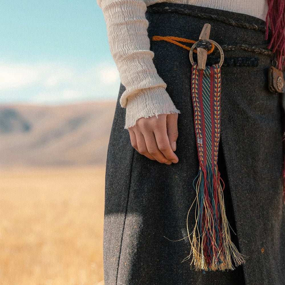 Handgewebter Anhänger mit Messingring aus Tibet · CHARU × Tsoten - Atelier Tibet