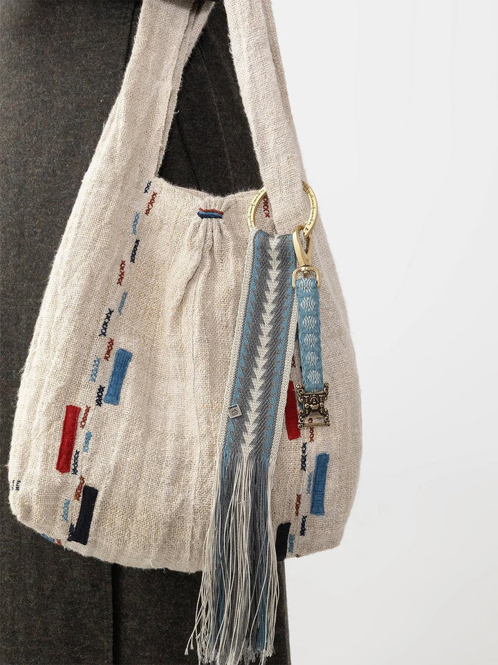 Handgewebter Anhänger mit Messingring aus Tibet · CHARU × Tsoten - Atelier Tibet