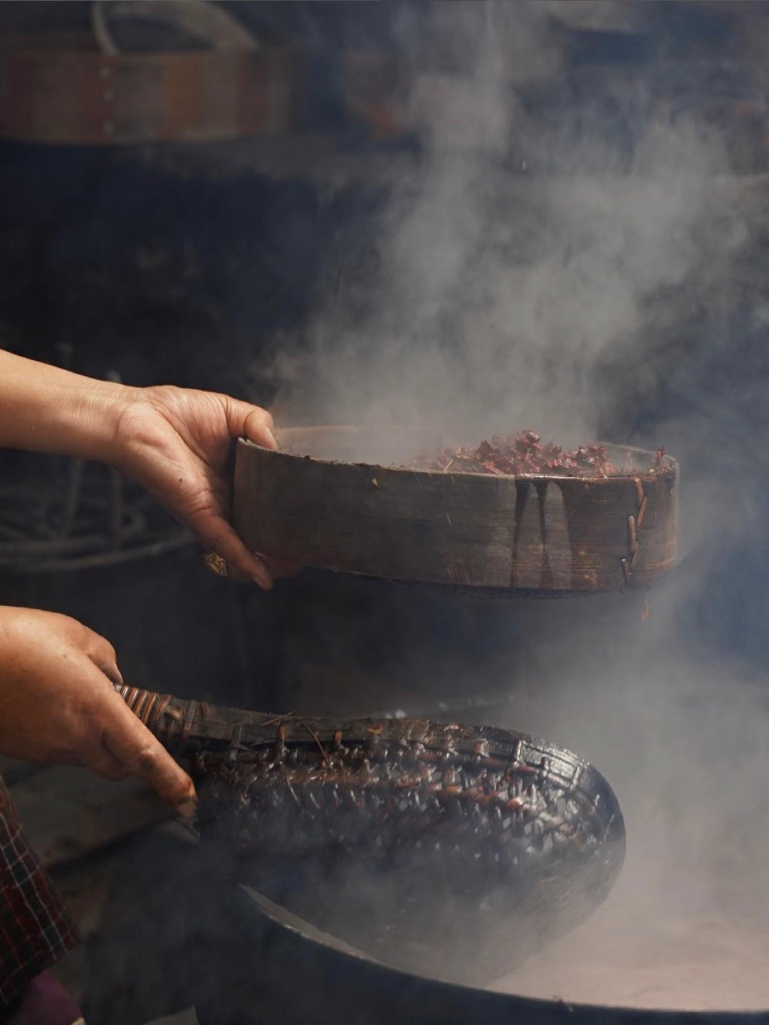 Handgewebter Schal aus Bhutan – Rohseide, Karo in Mauve, Terrakotta und Salbeigrün - Atelier Tibet