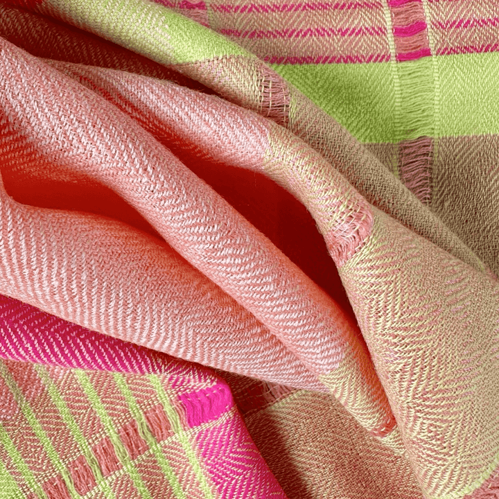 Himalaya Schal • 80% Wolle, 20% Pashmina • Koralle, Grün, Pink - Atelier Tibet