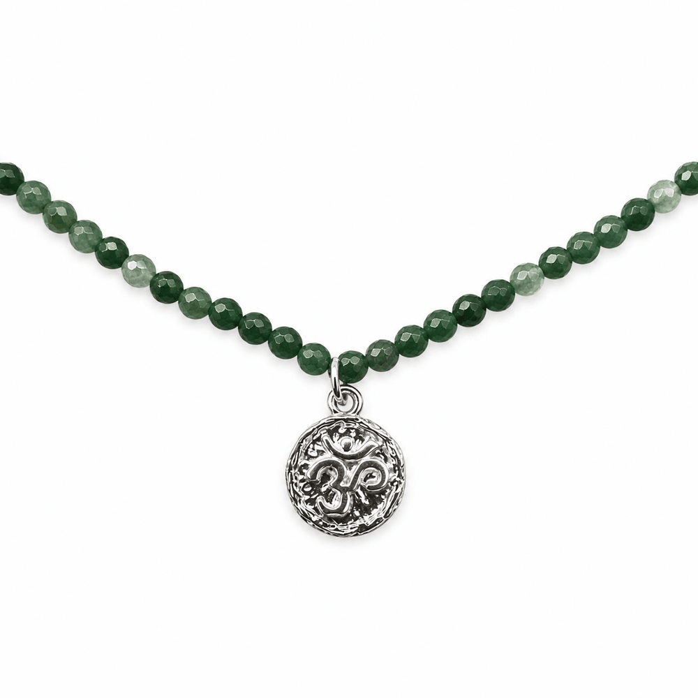 Jade - Kette mit Om ༀ Metaillon aus Silber - Atelier Tibet