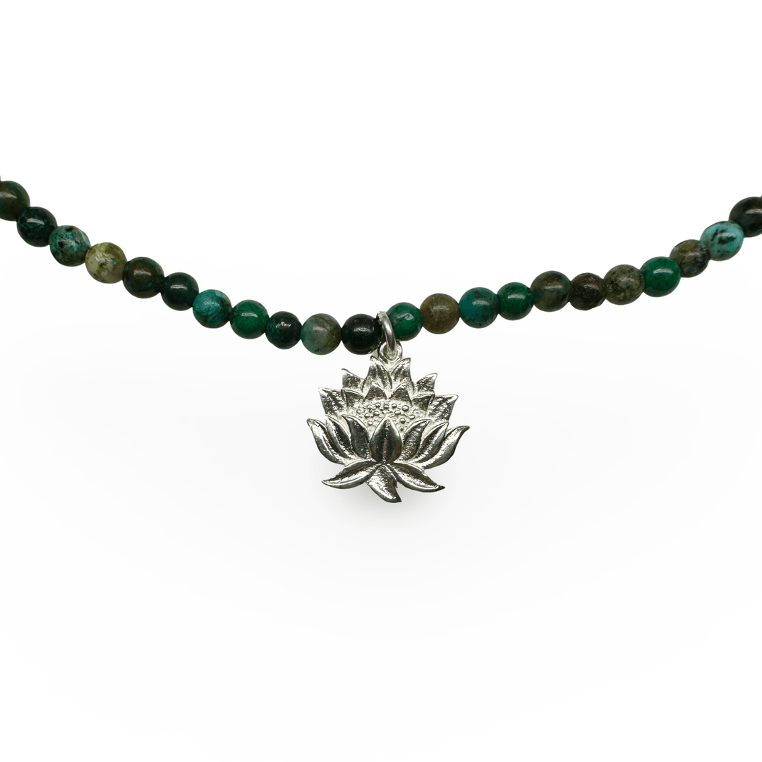 Kette aus Chrysokoll - Perlen mit Lotus - Anhänger aus Silber - Atelier Tibet