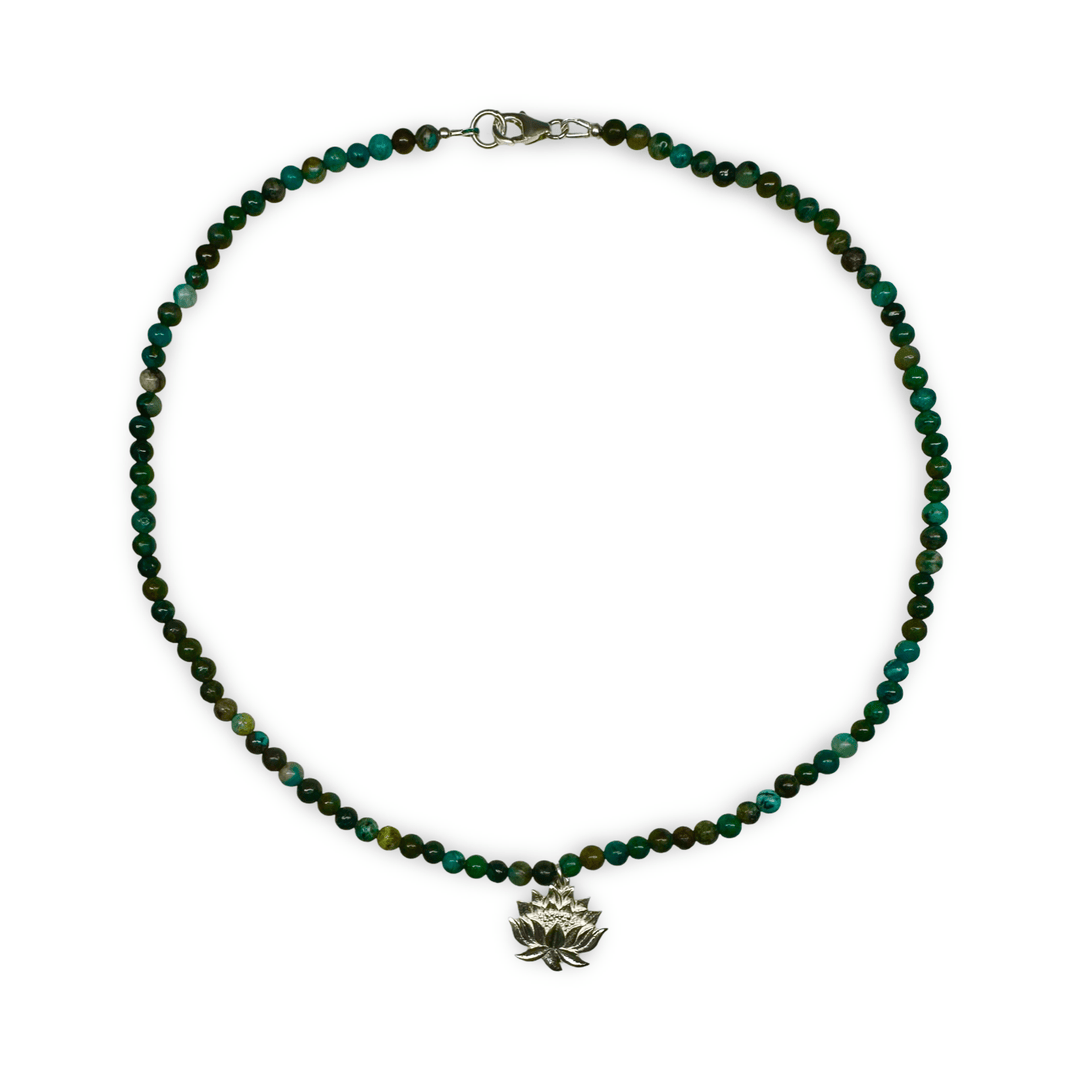 Kette aus Chrysokoll - Perlen mit Lotus - Anhänger aus Silber - Atelier Tibet