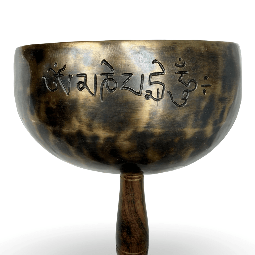 Klangschale mit Griff - handgehämmert, mit Mantra-Gravur - Atelier Tibet