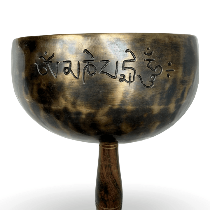 Klangschale mit Griff - handgehämmert, mit Mantra-Gravur - Atelier Tibet