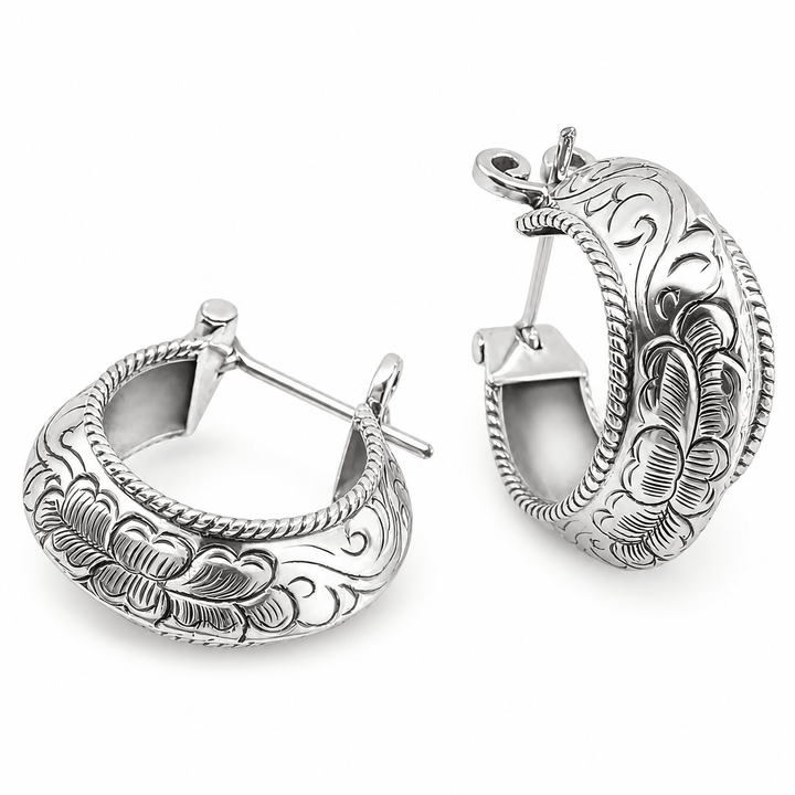 Kleine ziselierte Kreolen aus Silber - Atelier Tibet