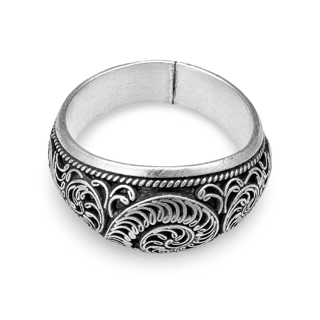 Kunstvoll verzierter Ring aus Silber mit Rankenwerk - Atelier Tibet