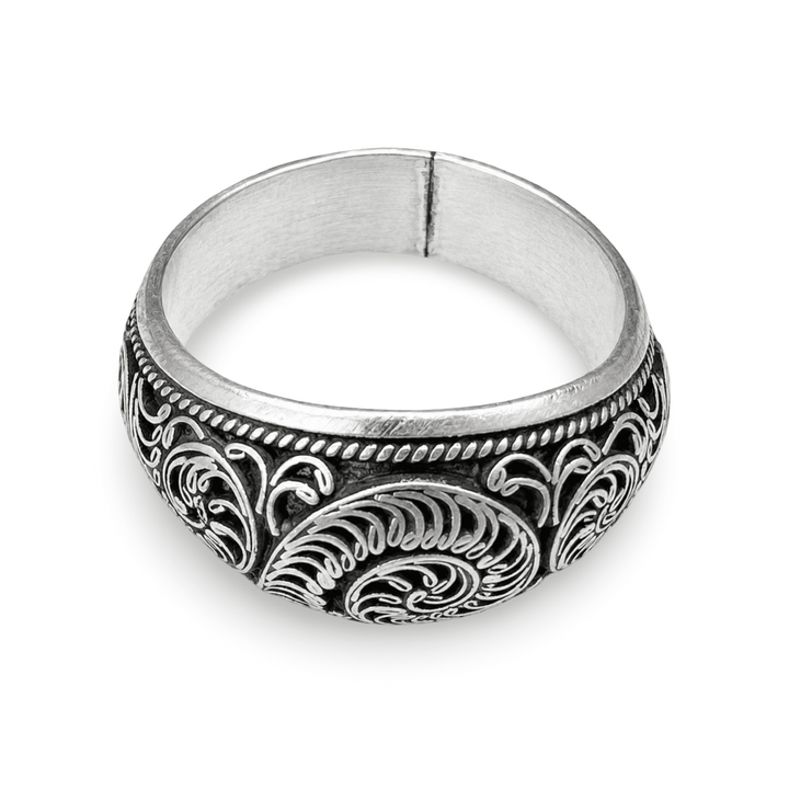 Kunstvoll verzierter Ring aus Silber mit Rankenwerk - Atelier Tibet