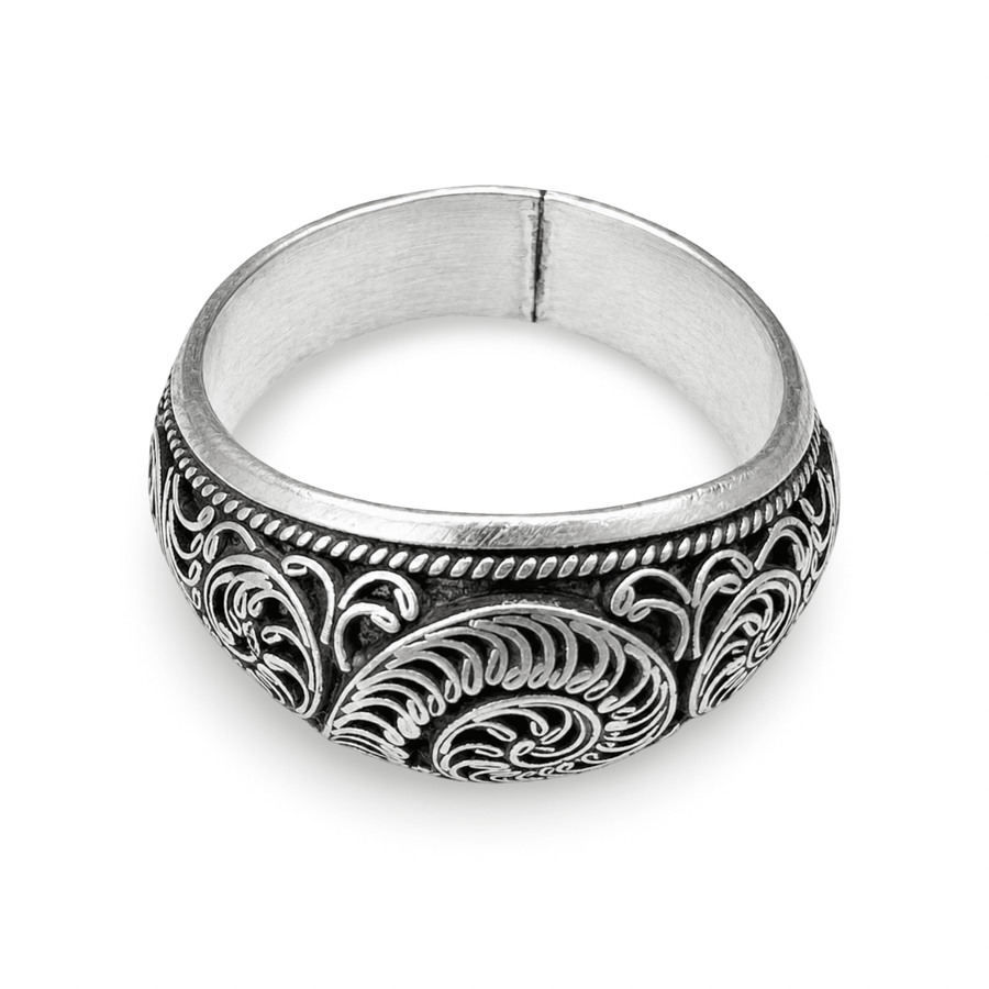 Kunstvoll verzierter Ring aus Silber mit Rankenwerk - Atelier Tibet