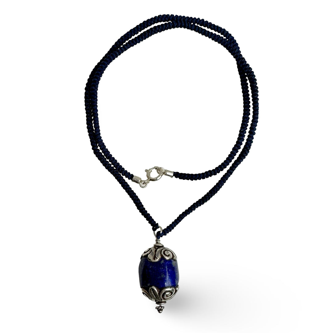 Lapis Lazuli mit Silber an geflochtener Kordel - Atelier Tibet