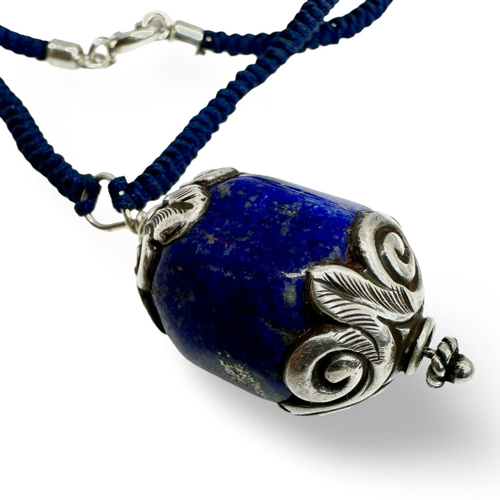 Lapis Lazuli mit Silber an geflochtener Kordel - Atelier Tibet