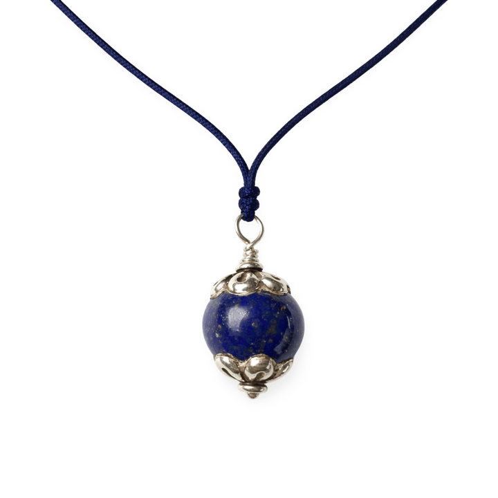 Lapis Lazuli – Silberanhänger auf blauer Kordel - Atelier Tibet