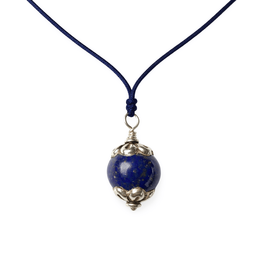 Lapis Lazuli – Silberanhänger auf blauer Kordel - Atelier Tibet