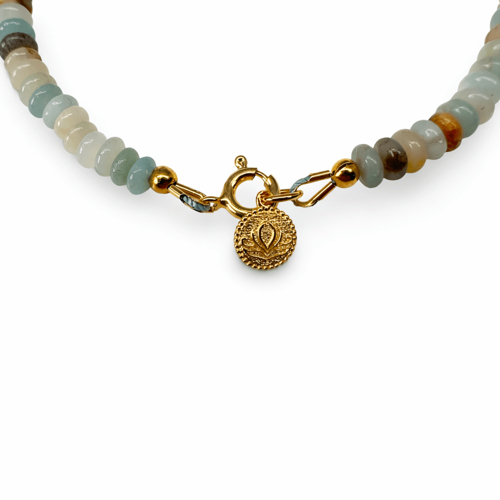 Mala - Armband mit Amazonit und einem vergoldeten Lotus - Anhänger - Atelier Tibet