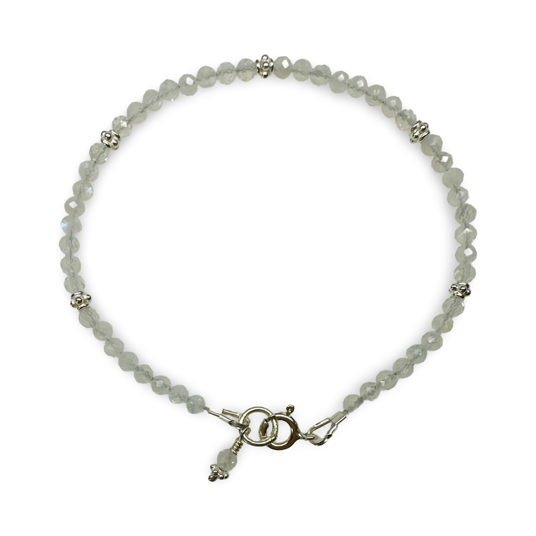 Mala Armbändchen mit facettiertem Regenbogen Mondstein und Silberperlen - Atelier Tibet