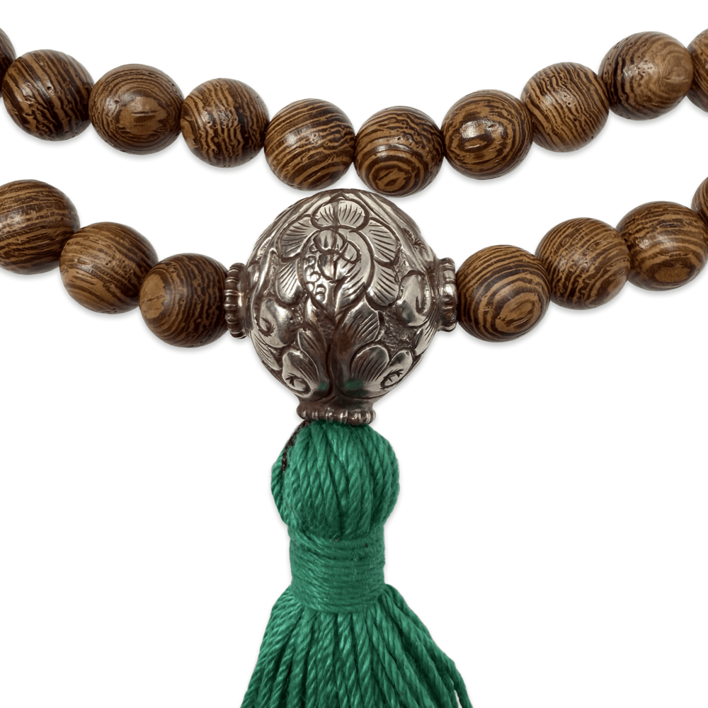 Mala aus gemasertem Holz mit handgeschmiedeter Guruperle und Quaste - Atelier Tibet