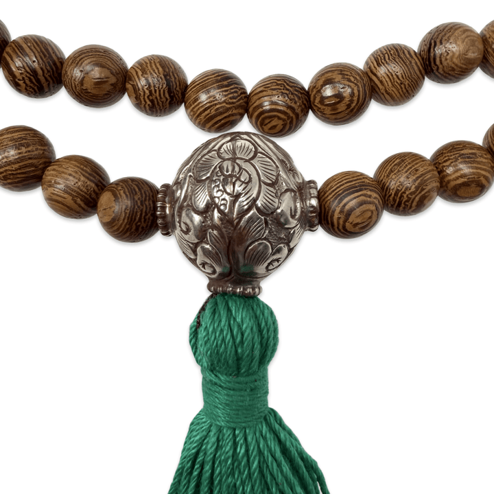 Mala aus gemasertem Holz mit handgeschmiedeter Guruperle und Quaste - Atelier Tibet
