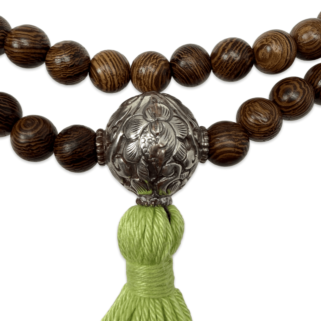 Mala aus gemasertem Holz mit handgeschmiedeter Guruperle und Quaste - Atelier Tibet
