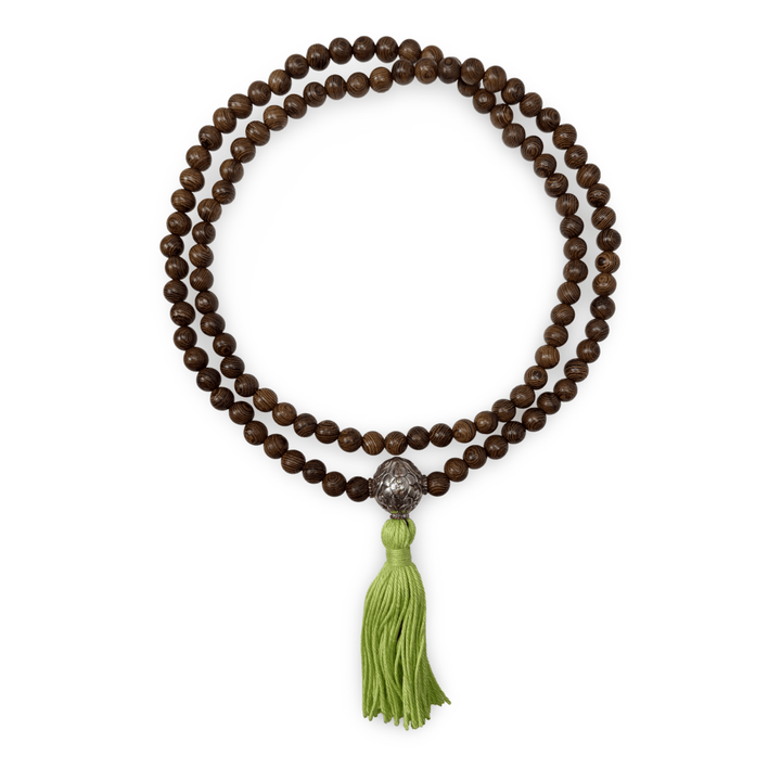 Mala aus gemasertem Holz mit handgeschmiedeter Guruperle und Quaste - Atelier Tibet