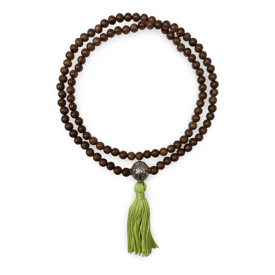 Mala aus gemasertem Holz mit handgeschmiedeter Guruperle und Quaste - Atelier Tibet