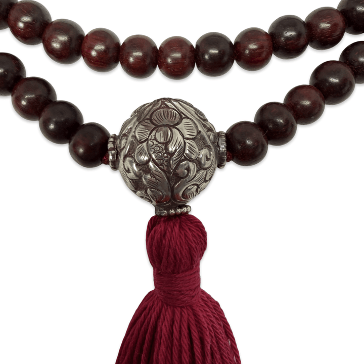 Mala aus rotem Sandelholz mit handgeschmiedeter Guru-Perle und Quaste - Atelier Tibet