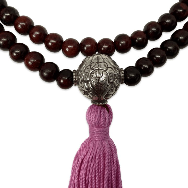 Mala aus rotem Sandelholz mit handgeschmiedeter Guru-Perle und Quaste - Atelier Tibet