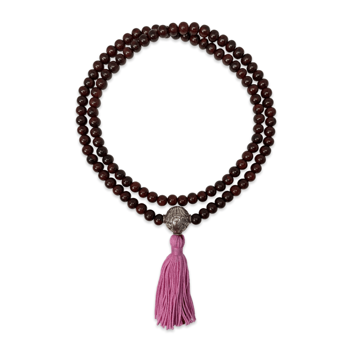 Mala aus rotem Sandelholz mit handgeschmiedeter Guru-Perle und Quaste - Atelier Tibet