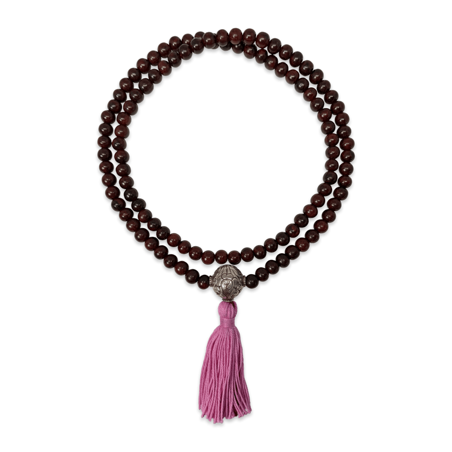 Mala aus rotem Sandelholz mit handgeschmiedeter Guru-Perle und Quaste - Atelier Tibet