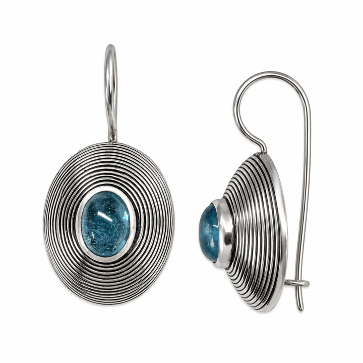 Ohranhänger mit blauem Topas in ovaler Silberscheibe - Atelier Tibet