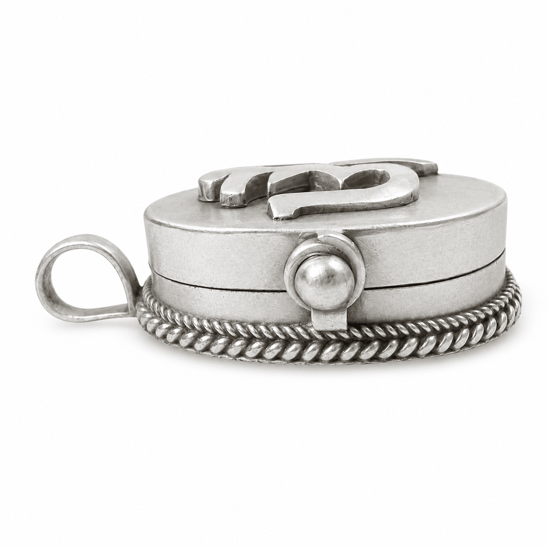 Om ཨོཾ Ghau Anhänger aus Silber - Atelier Tibet