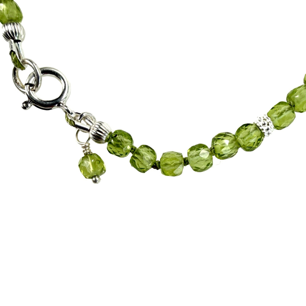 Peridot Mala Armband mit Silberperlen - Atelier Tibet