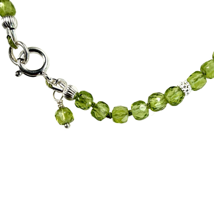 Peridot Mala Armband mit Silberperlen - Atelier Tibet