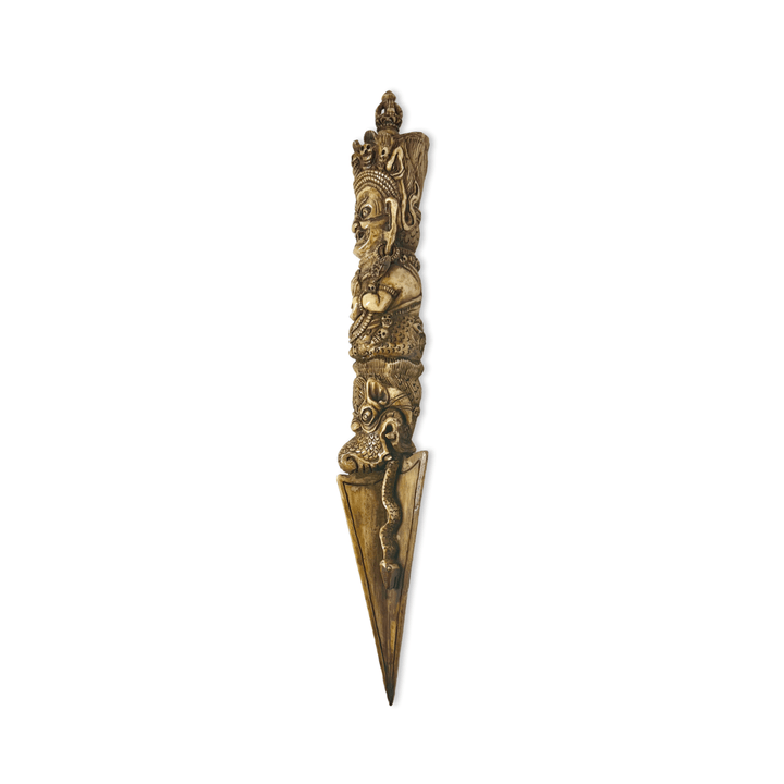 Phurpa aus Knochen mit zornvoller Schutzgottheit - Atelier Tibet