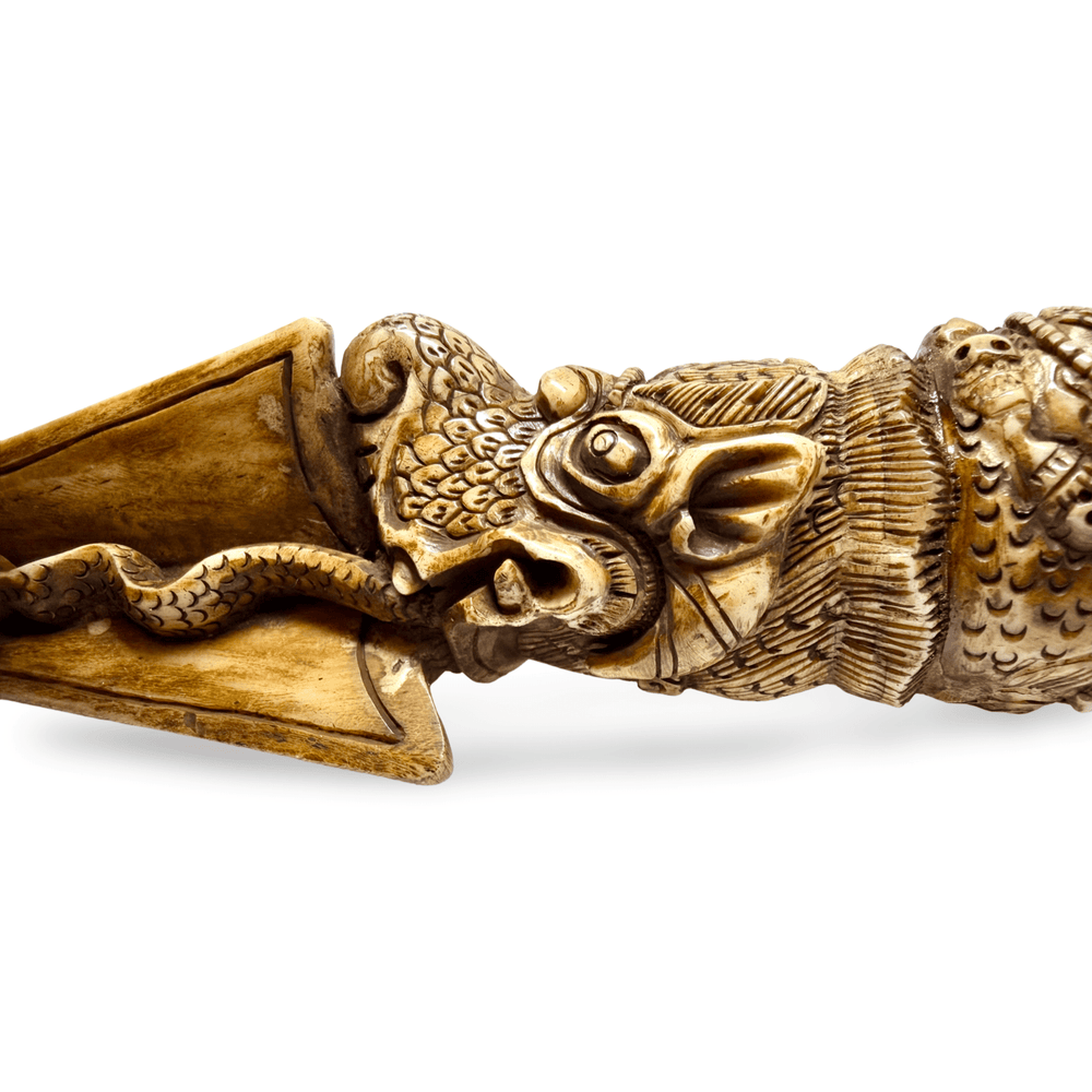 Phurpa aus Knochen mit zornvoller Schutzgottheit - Atelier Tibet