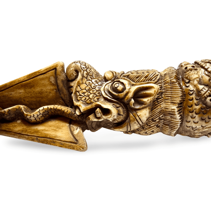 Phurpa aus Knochen mit zornvoller Schutzgottheit - Atelier Tibet