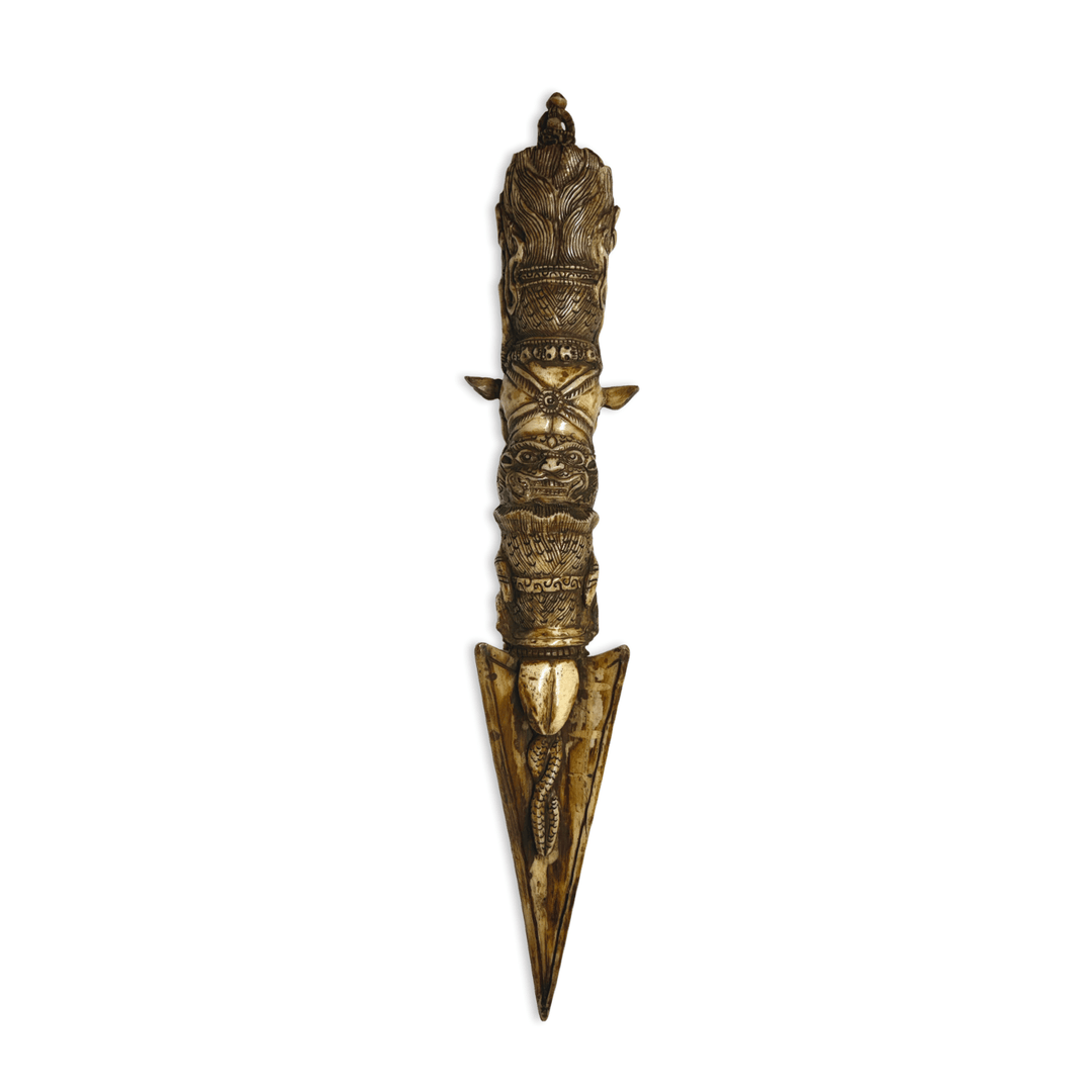 Phurpa aus Knochen mit zornvoller Schutzgottheit - Atelier Tibet