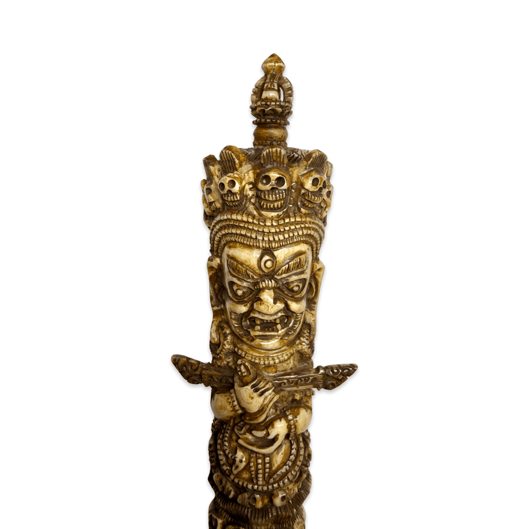 Phurpa aus Knochen mit zornvoller Schutzgottheit - Atelier Tibet