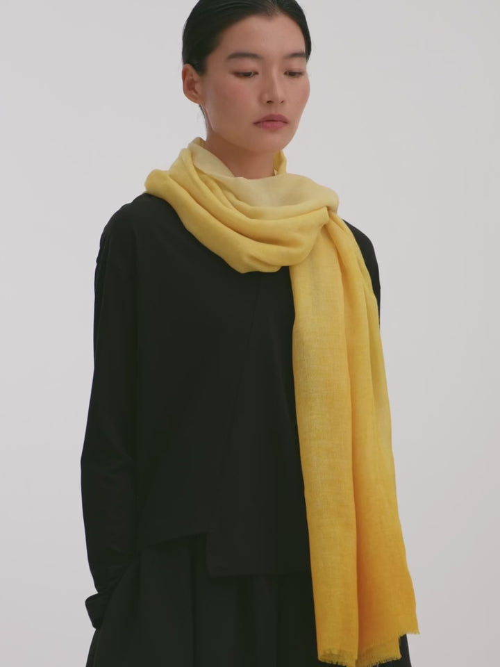 «A Shawl of Light» · Sciarpa gialla in piumino di yak · CHARU × Yitso Hima
