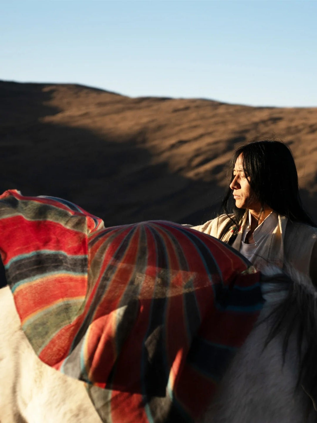 «Rainbow» · Schal aus Yak-Daunenhaar · CHARU × Yitso Hima - Atelier Tibet