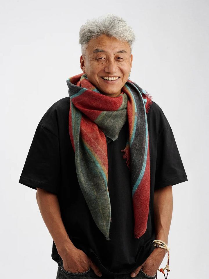 «Rainbow» · Schal aus Yak-Daunenhaar · CHARU × Yitso Hima - Atelier Tibet