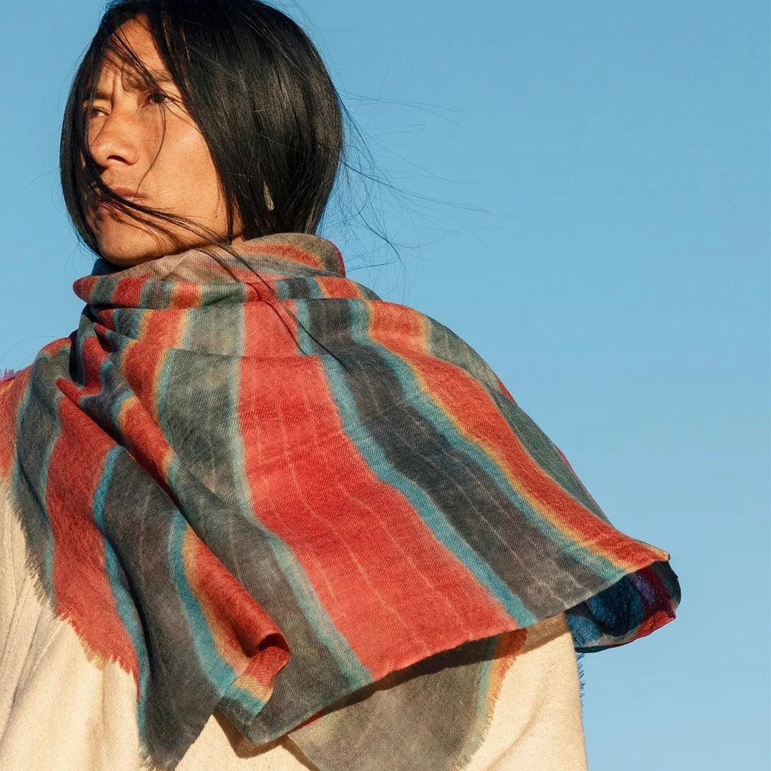 «Rainbow» · Schal aus Yak-Daunenhaar · CHARU × Yitso Hima - Atelier Tibet