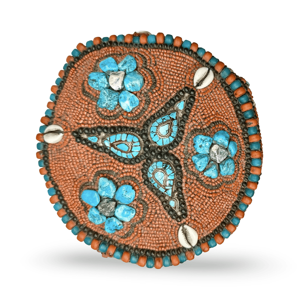 Reich verzierter tibetischer Zeremonialhut mit Korallen, Türkis und Kaurimuscheln - Atelier Tibet