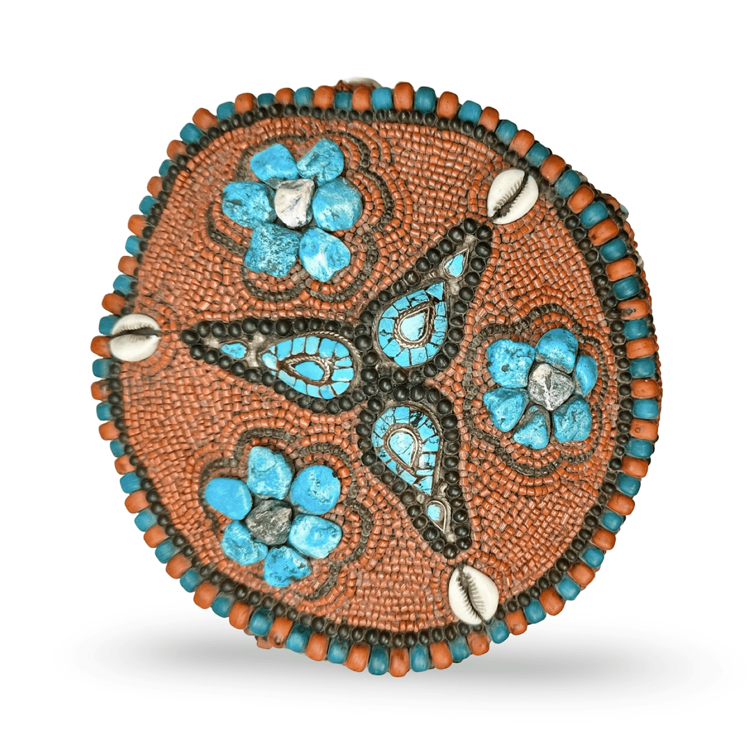 Reich verzierter tibetischer Zeremonialhut mit Korallen, Türkis und Kaurimuscheln - Atelier Tibet