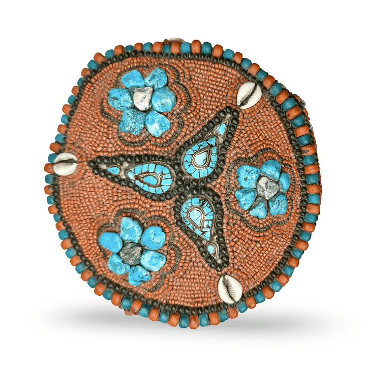 Reich verzierter tibetischer Zeremonialhut mit Korallen, Türkis und Kaurimuscheln - Atelier Tibet