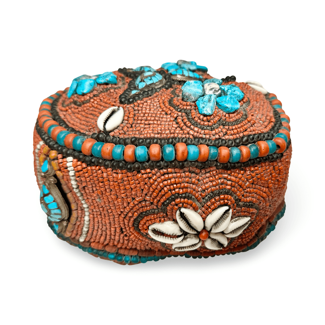 Reich verzierter tibetischer Zeremonialhut mit Korallen, Türkis und Kaurimuscheln - Atelier Tibet