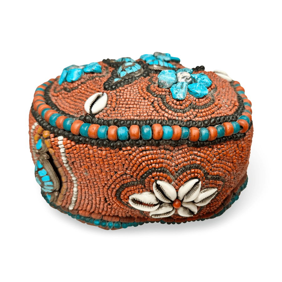 Reich verzierter tibetischer Zeremonialhut mit Korallen, Türkis und Kaurimuscheln - Atelier Tibet